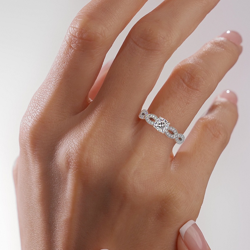 Anillo De Compromiso Con Piedras Laterales Y Diamante Redondo